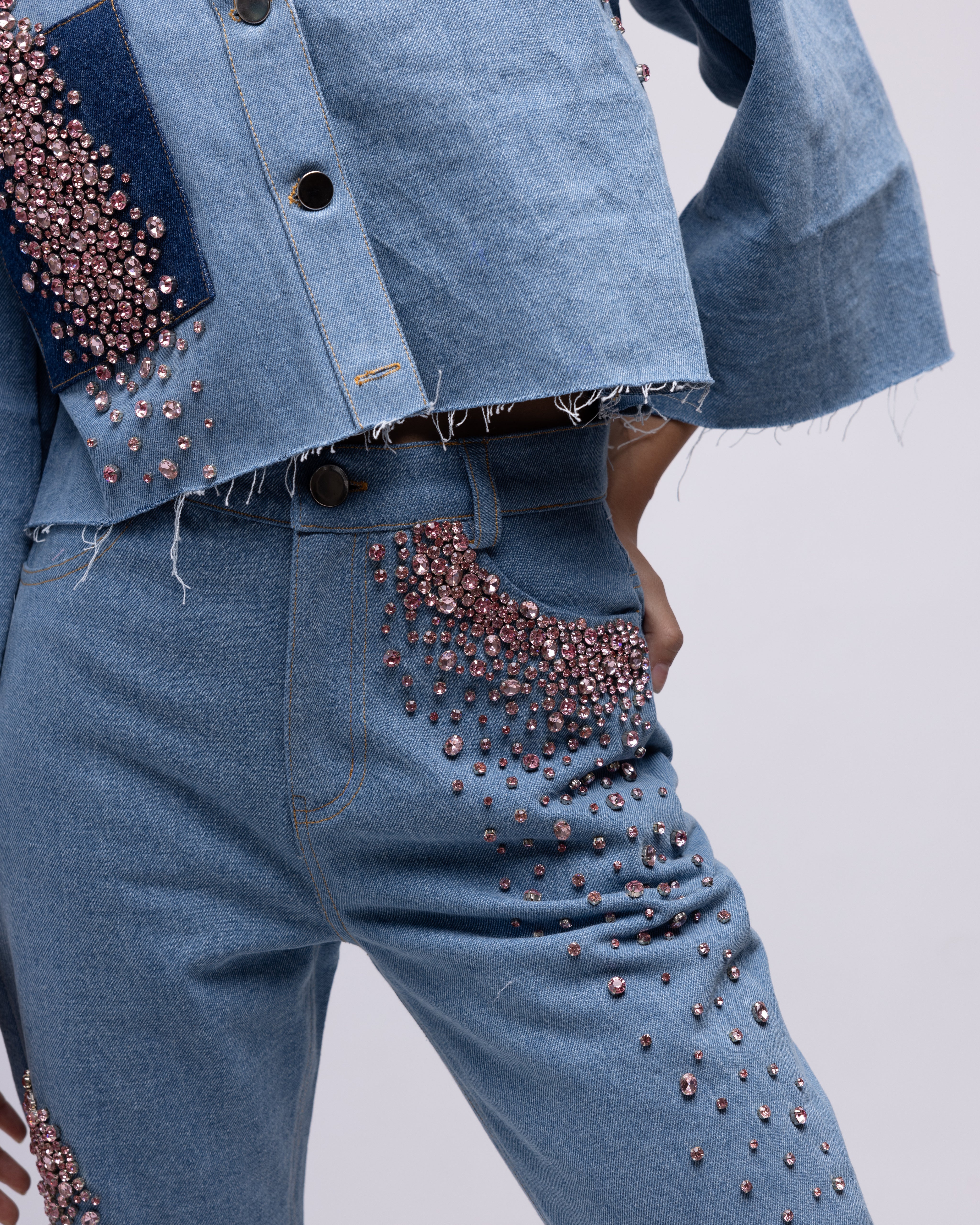 High-waisted ankle-length jeans with multi-colour embellishments