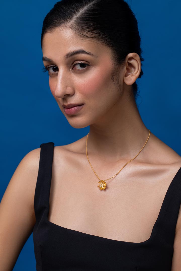 Pearly Golden Flower Pendant Necklace