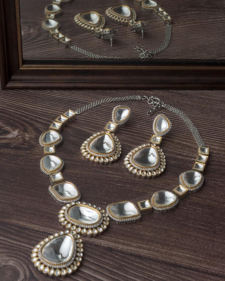 Vivinia By Vidhi Mehra Silver Plated Gold Womens Kundan Short Necklace Set with Pair of Earrings VN231