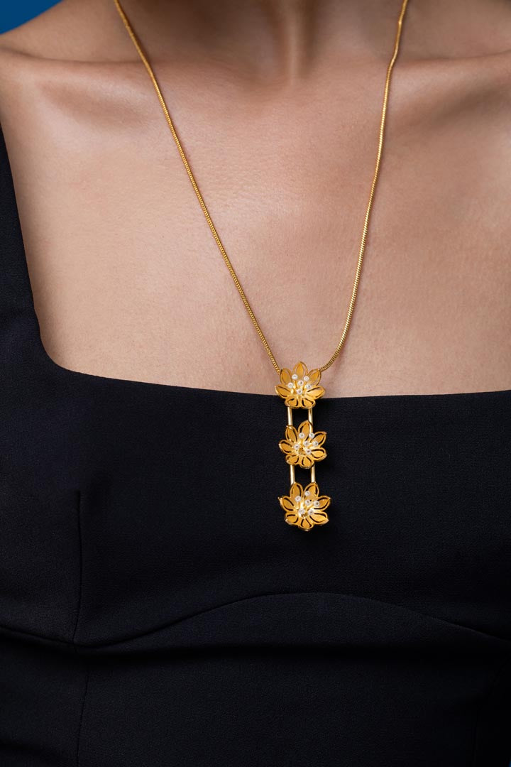 Pearly Golden Flower Triple Pendant Necklace
