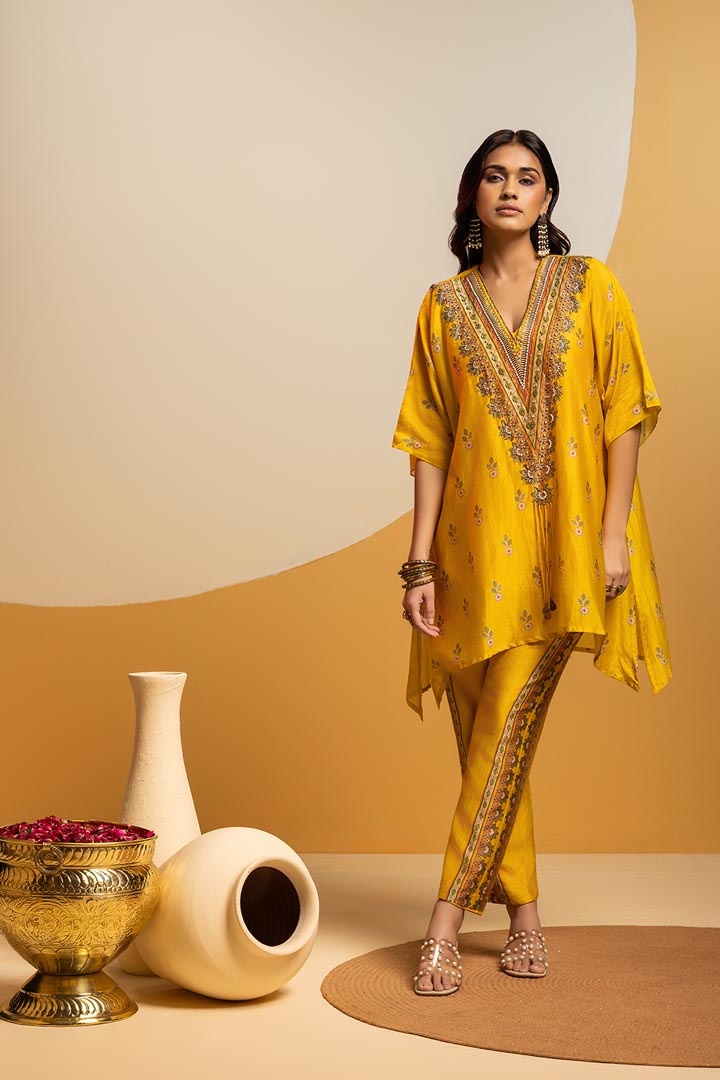 Taarani embellished V-neck kurta setSP4912