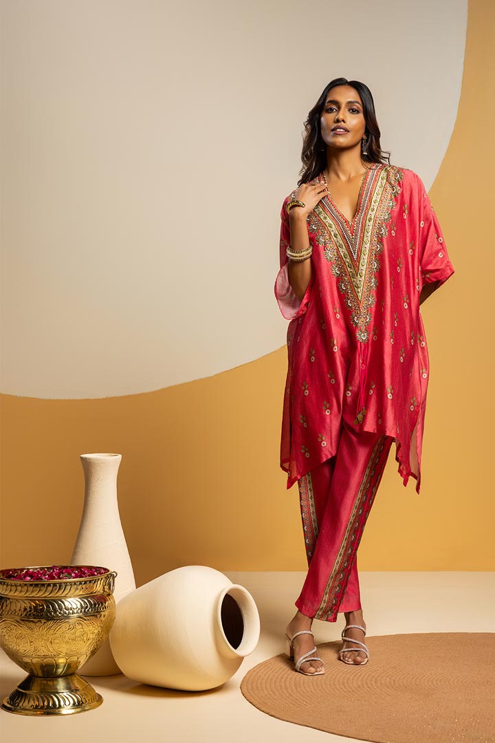Taarani embellished V-neck kurta setSP4911