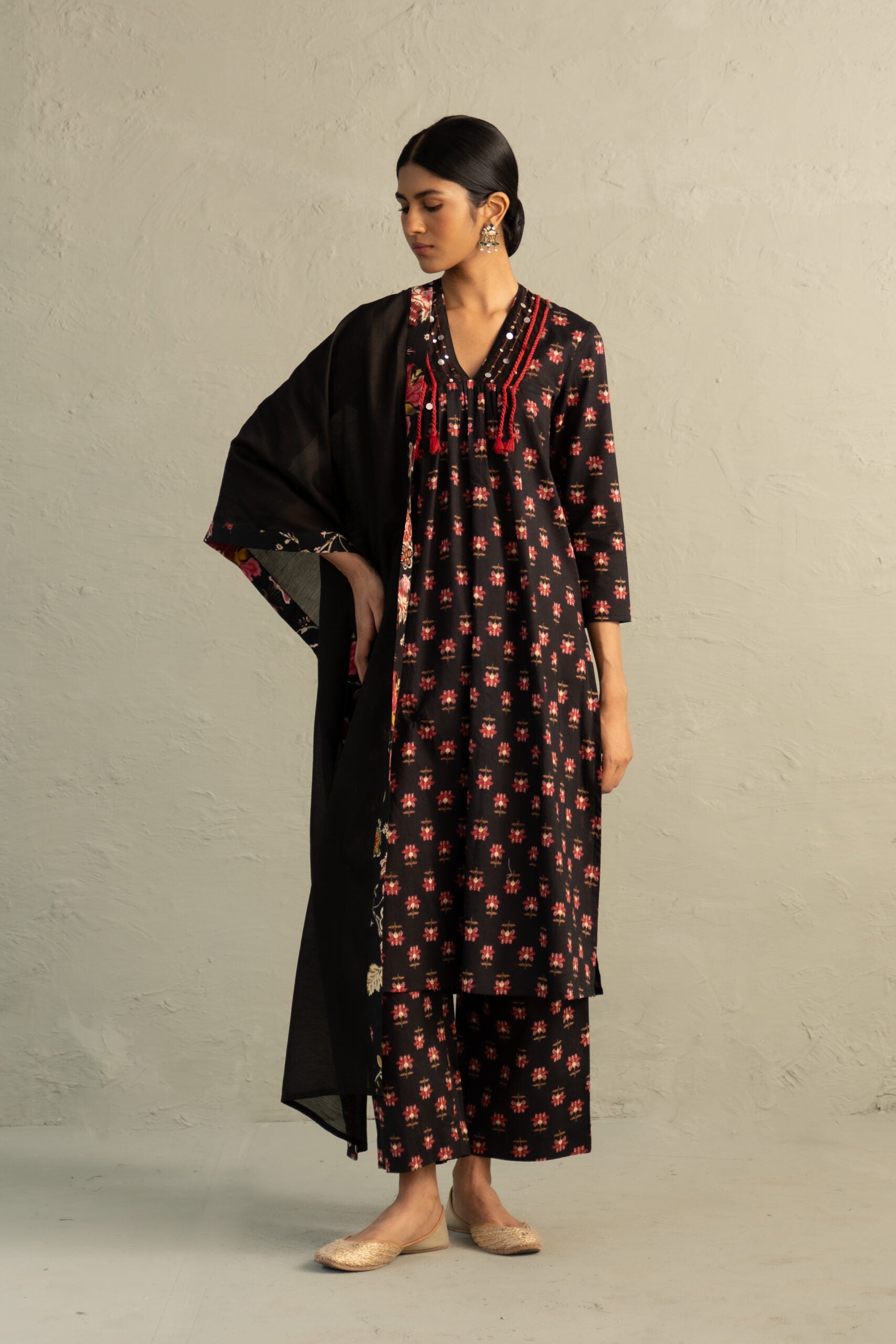 Black Phool Dori V-Neck Kurta Set