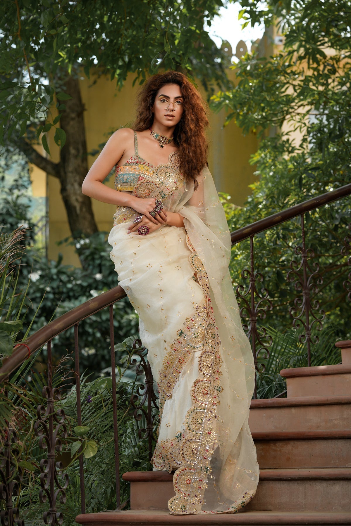 Image of Bageecha shwet aur rangeen saree