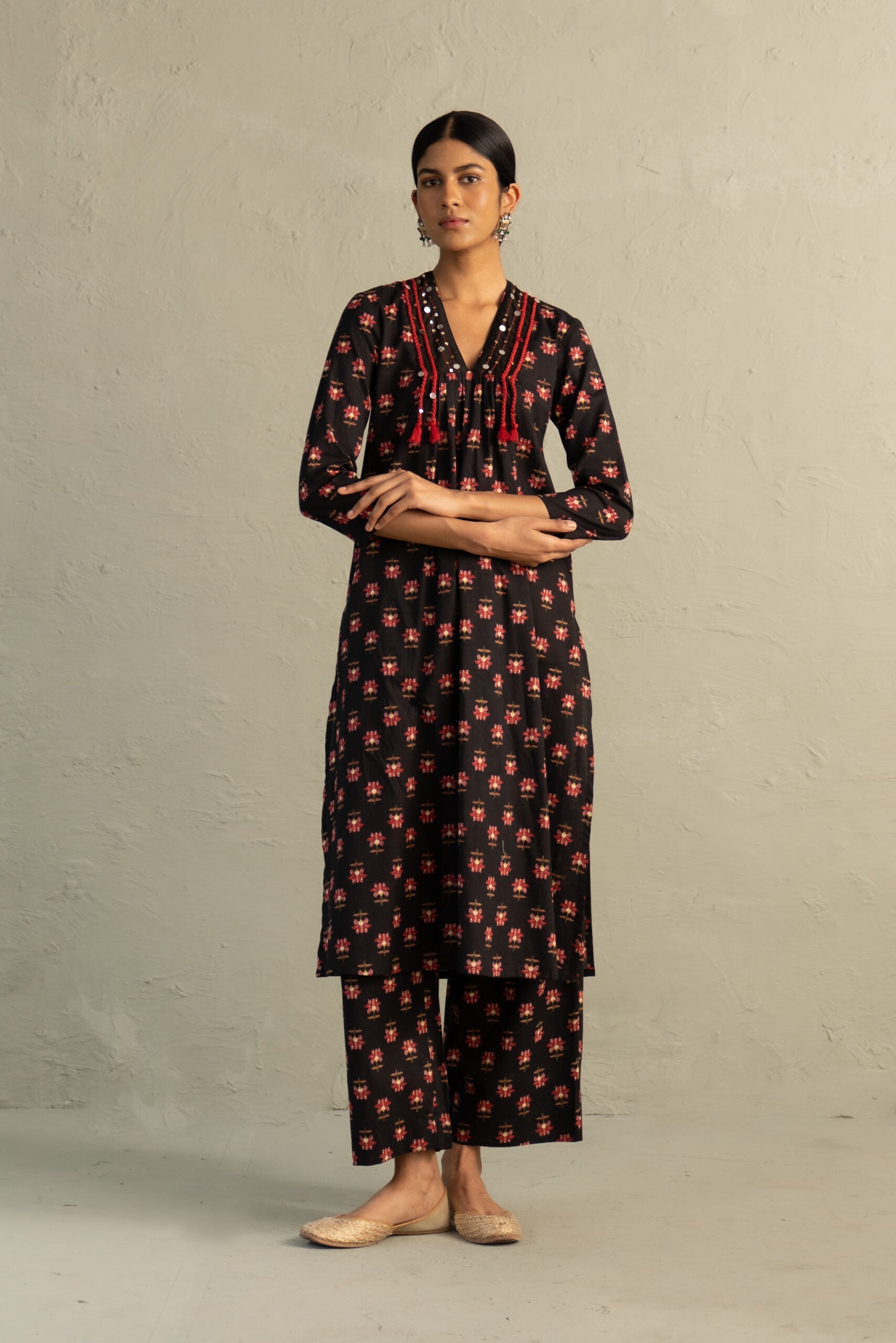 Black Phool Dori V-Neck Kurta Set