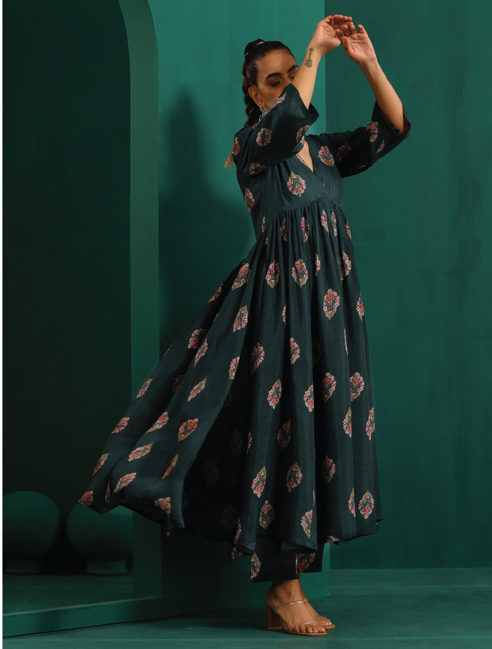 trueBrowns Deep Blue Floral Muslin Silk Printed Kurta Pant Set