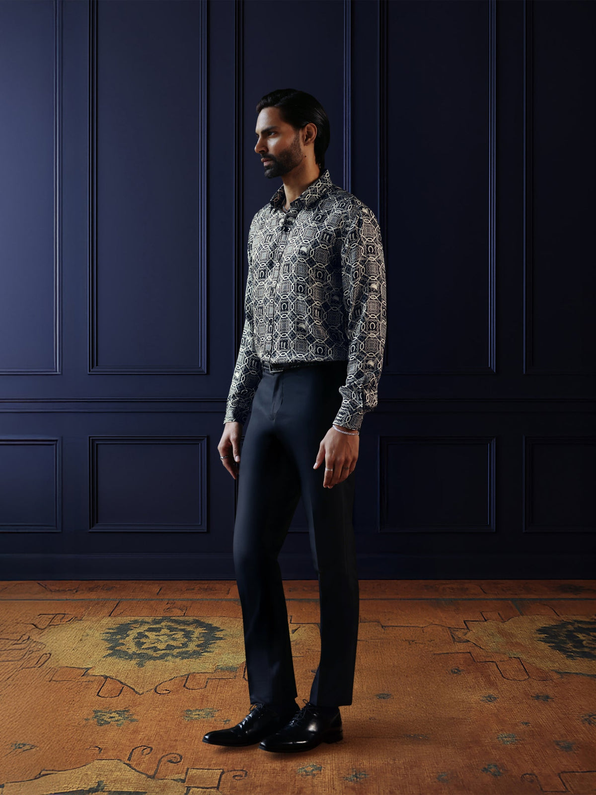 MONOCHROME MOTIF SHIRT