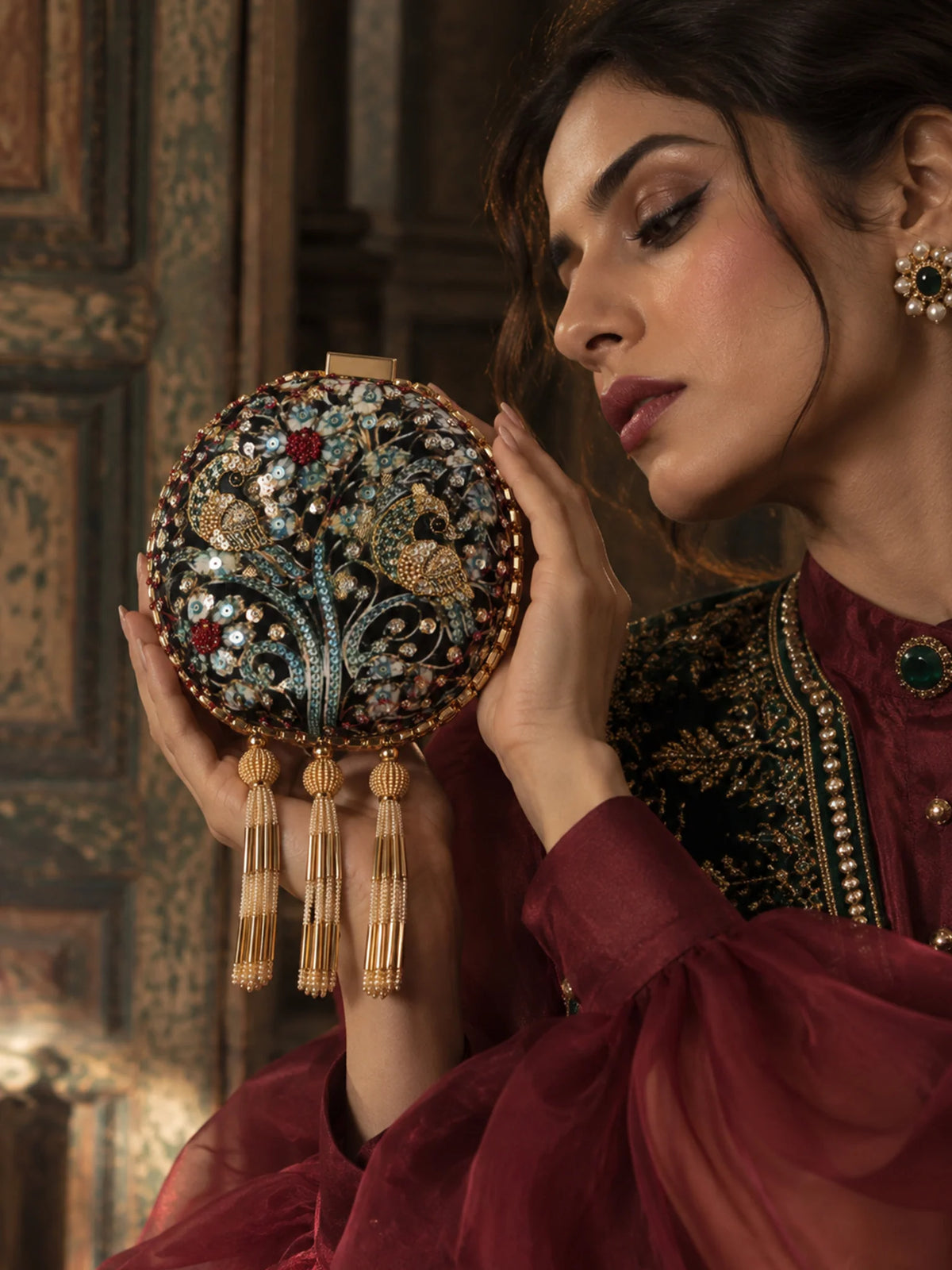 Black Jewel Peacock Print Embroidered Round Clutch Bag