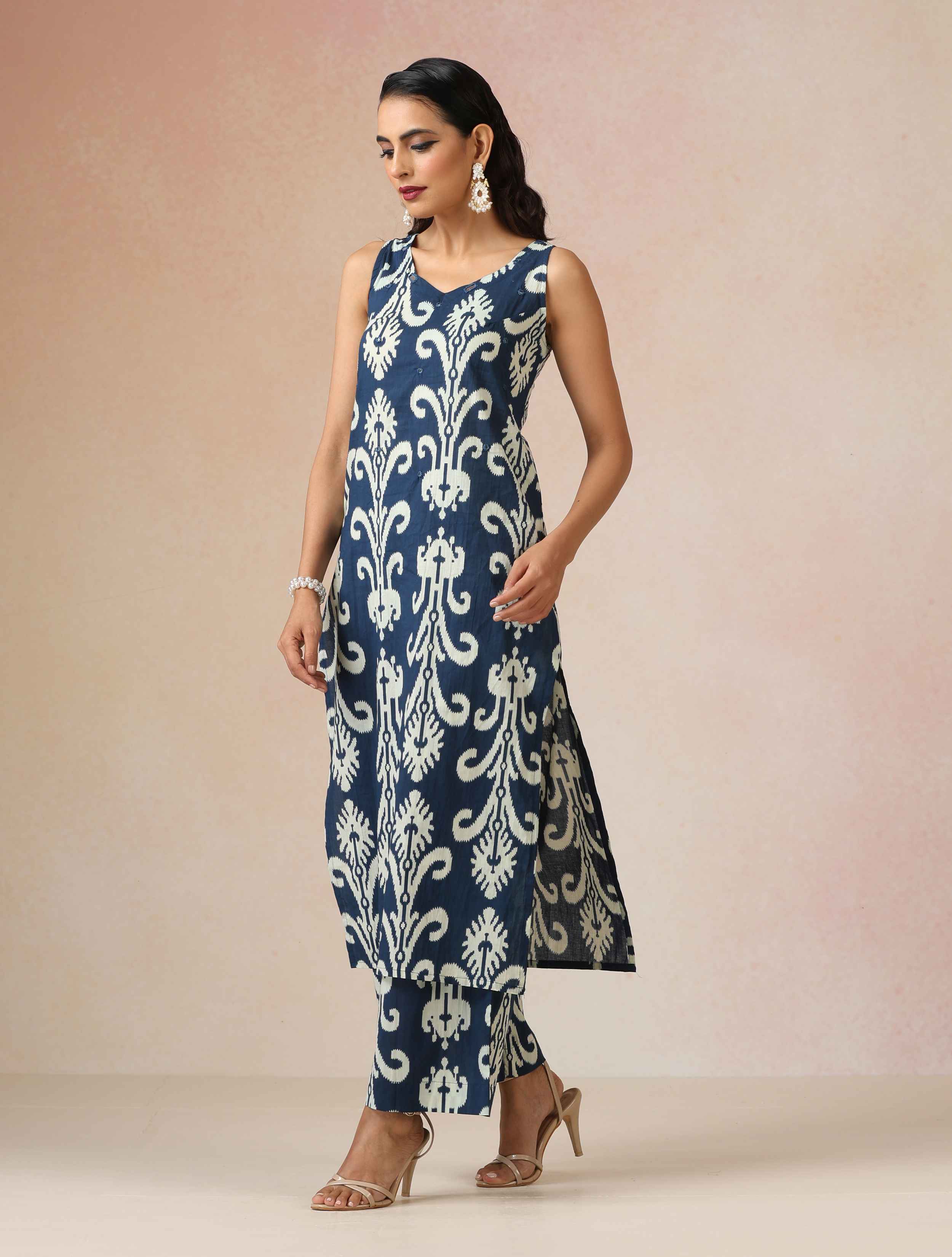 trueBrowns Blue White Print Sleeveless Straight Kurta Set