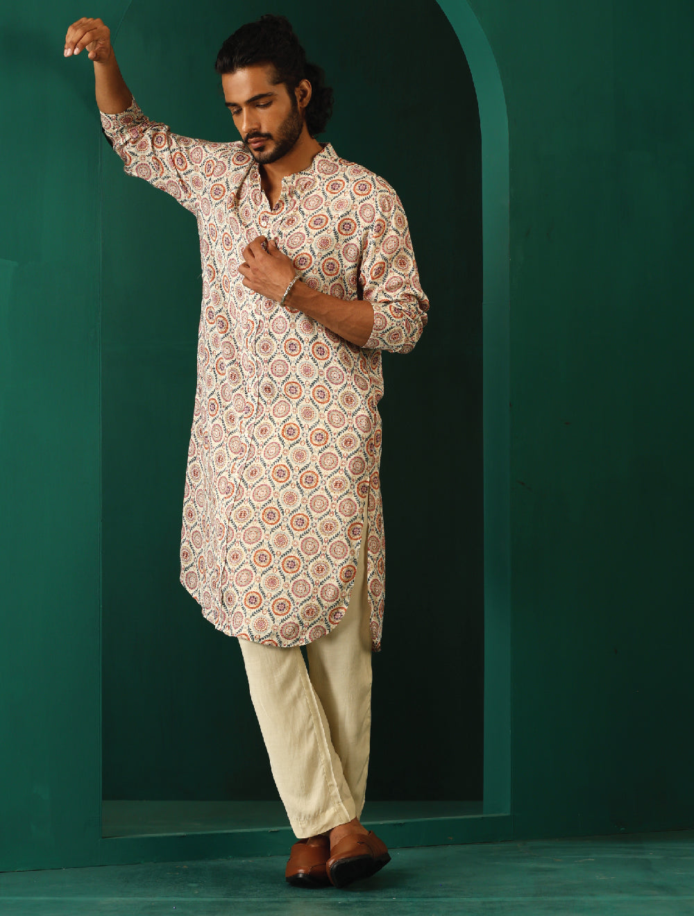 trueBrowns Men Off White Circle Floral Muslin Silk Printed Long Kurta