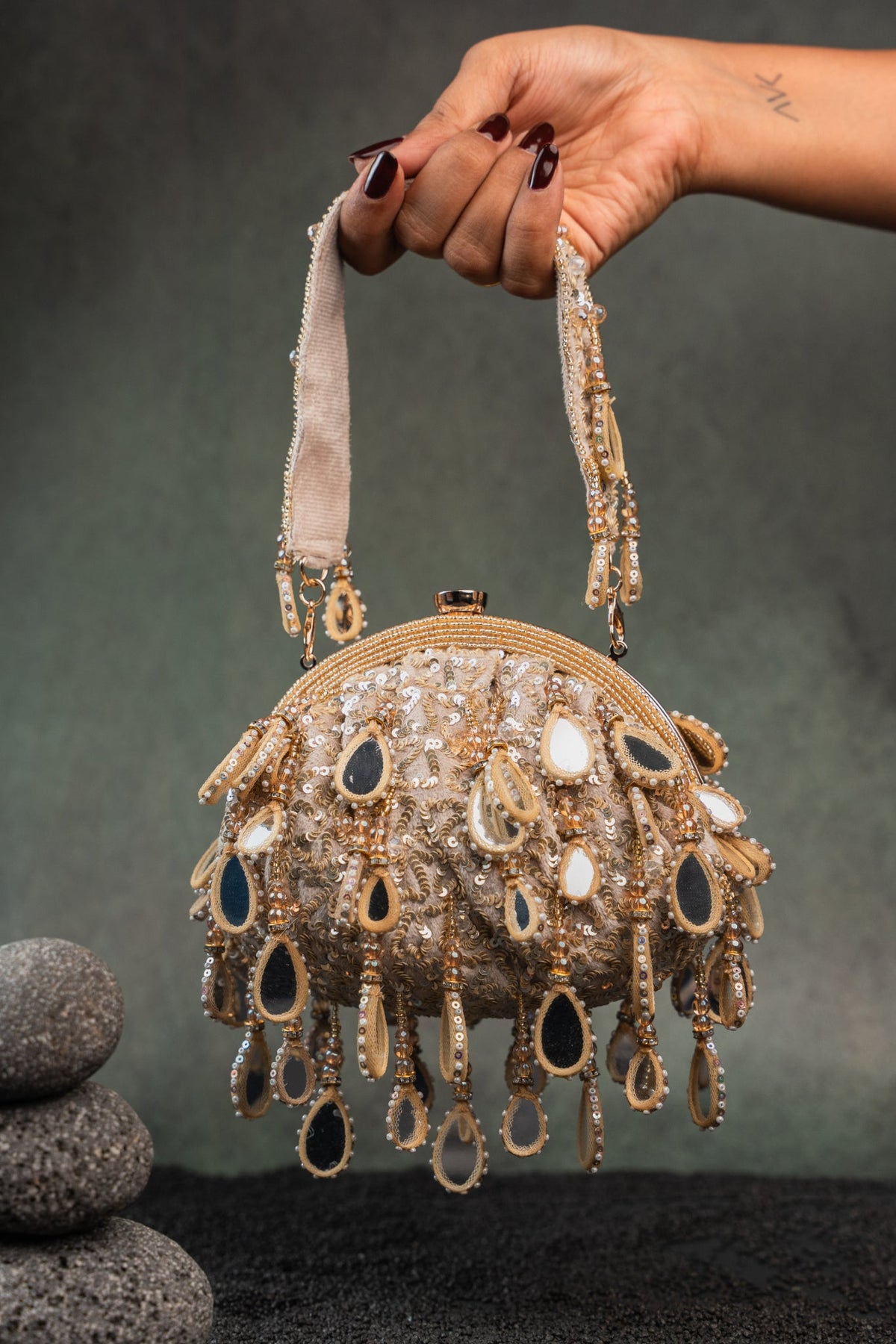Aaina Clutch Gold