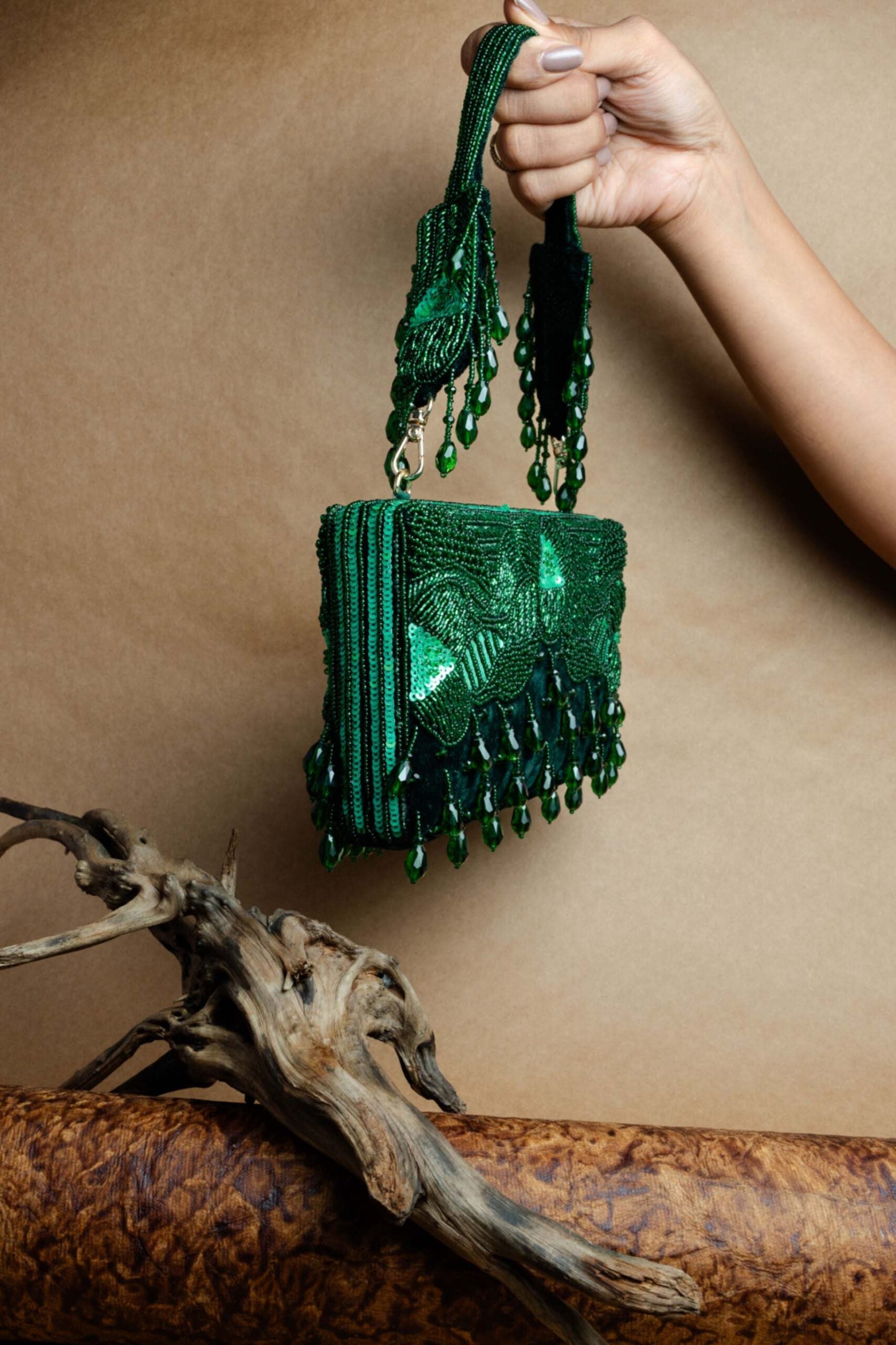 Ornate Radiance Kasse Emerald Allure