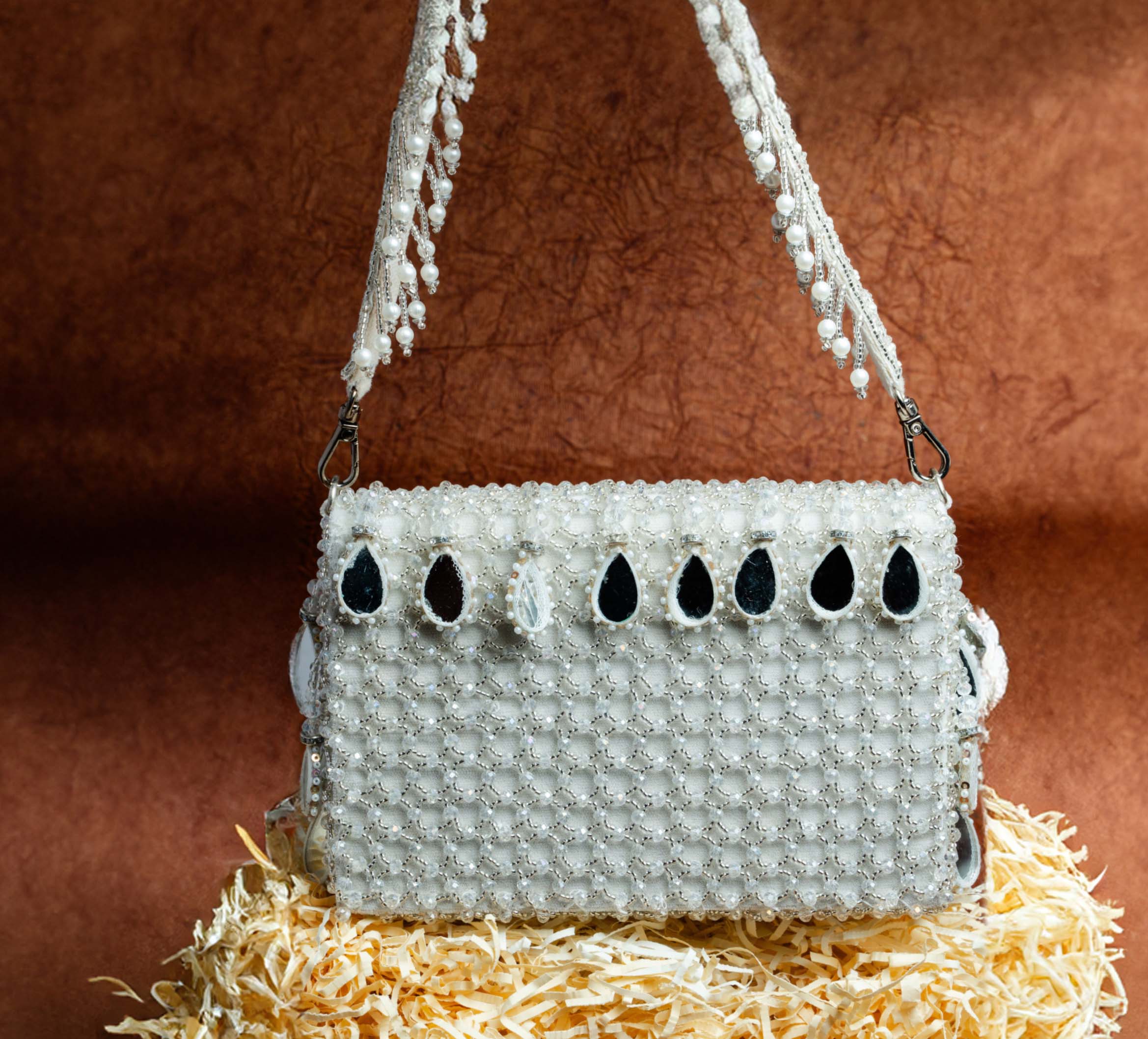 Aaina Kasse White