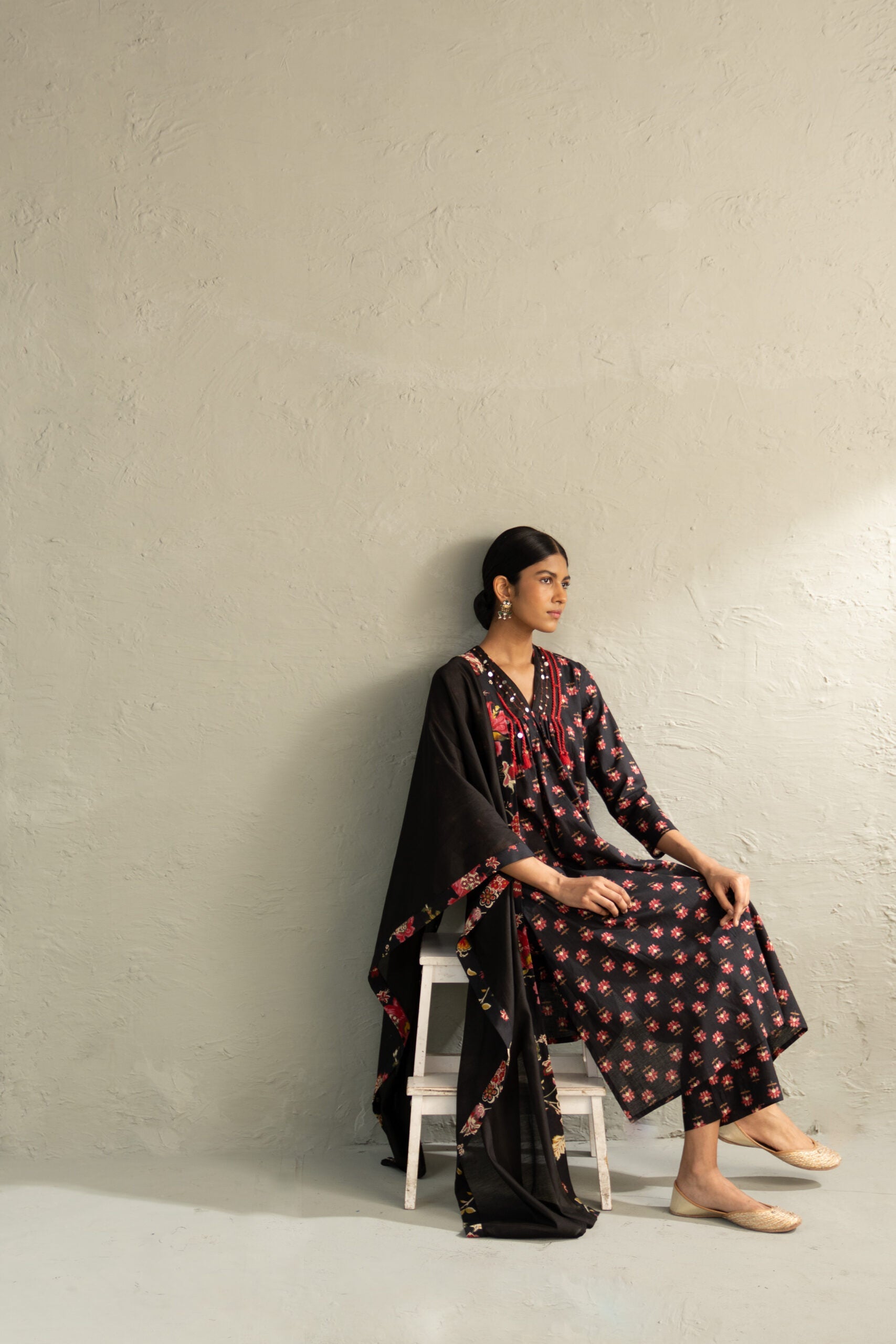 Black Phool Dori V-Neck Kurta Set