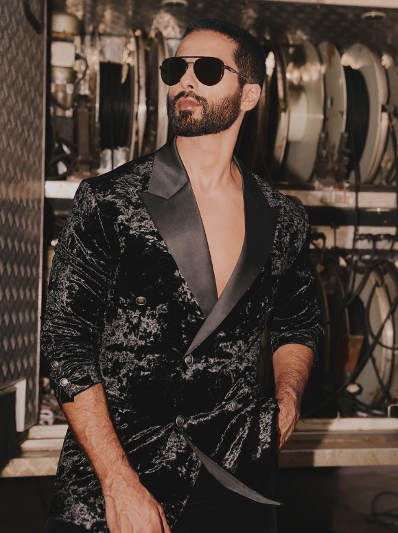 Black Velvet Metallic Buttons Peak Lapel Tuxedo Set