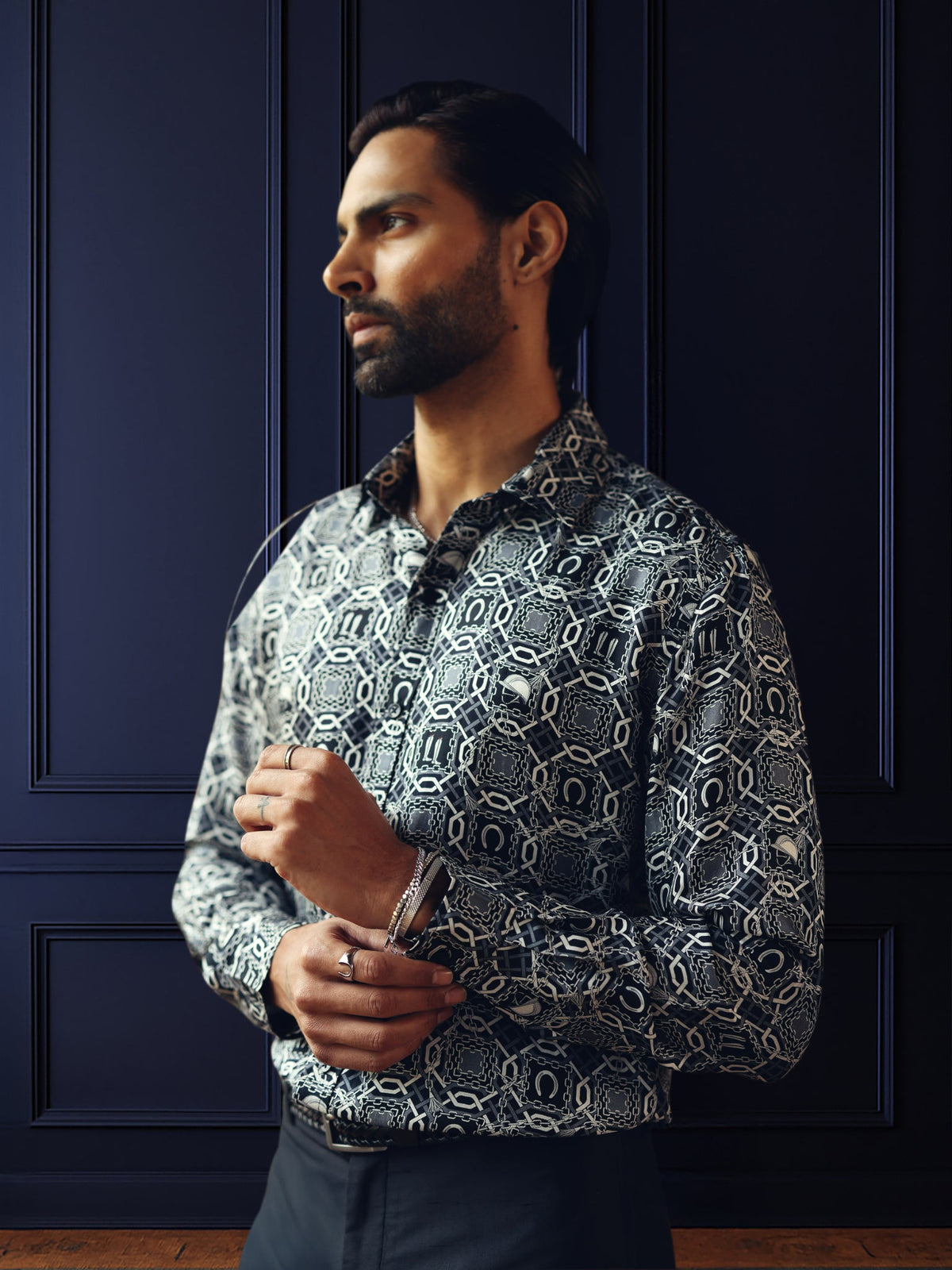 MONOCHROME MOTIF SHIRT