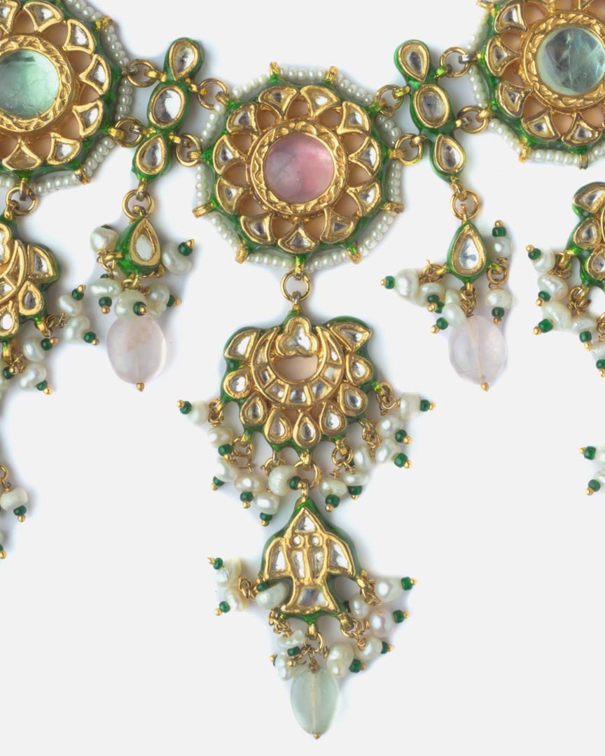 Vivinia By Vidhi Mehra Gold Plated Womens Kundan Short Necklace Set with Pair of Earrings VN1079