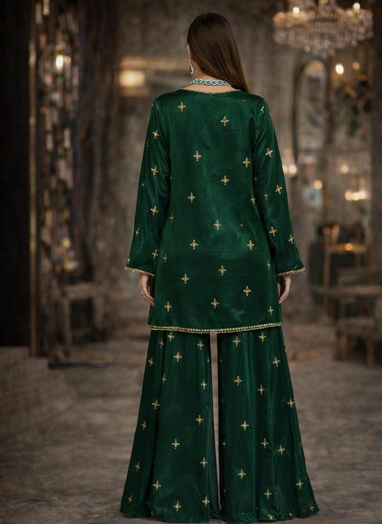 Gulzar Emerald Green Silk Embellished Kurta for Festive Glamour