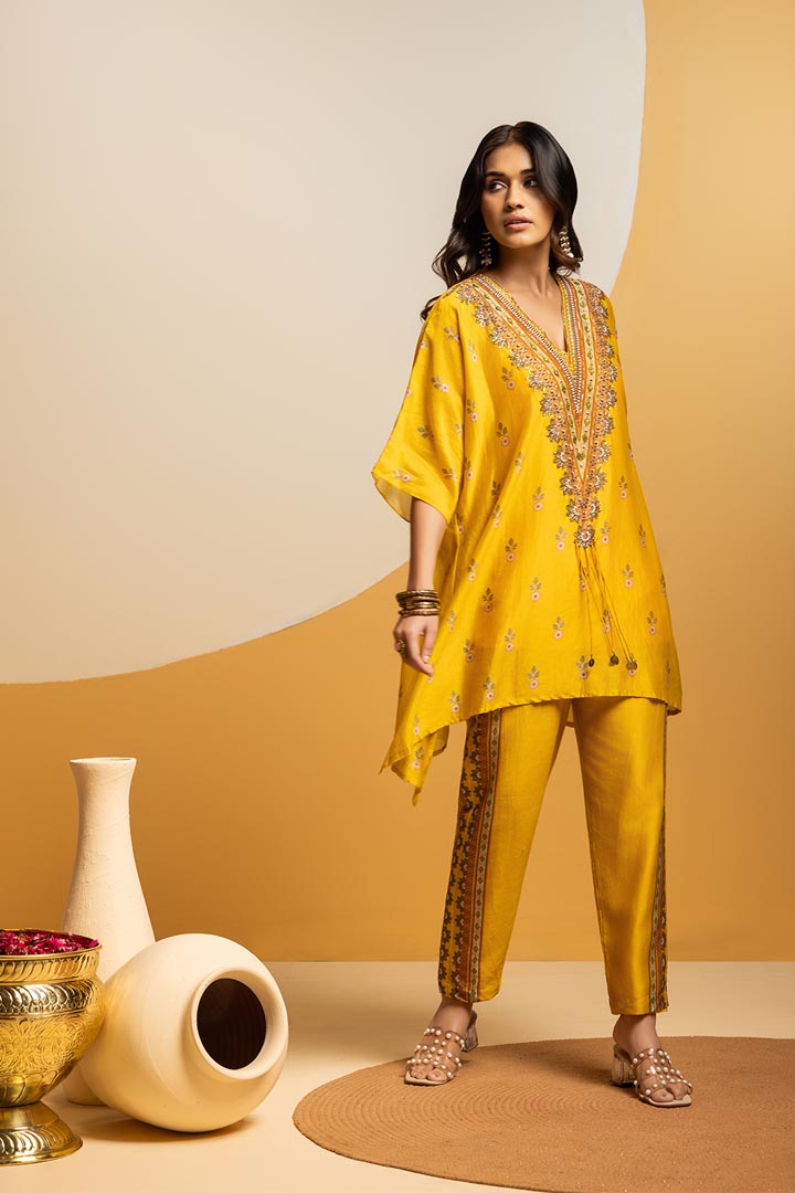 Taarani embellished V-neck kurta setSP4912