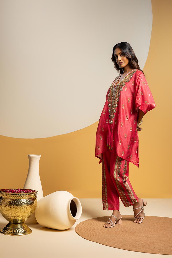 Taarani embellished V-neck kurta setSP4911