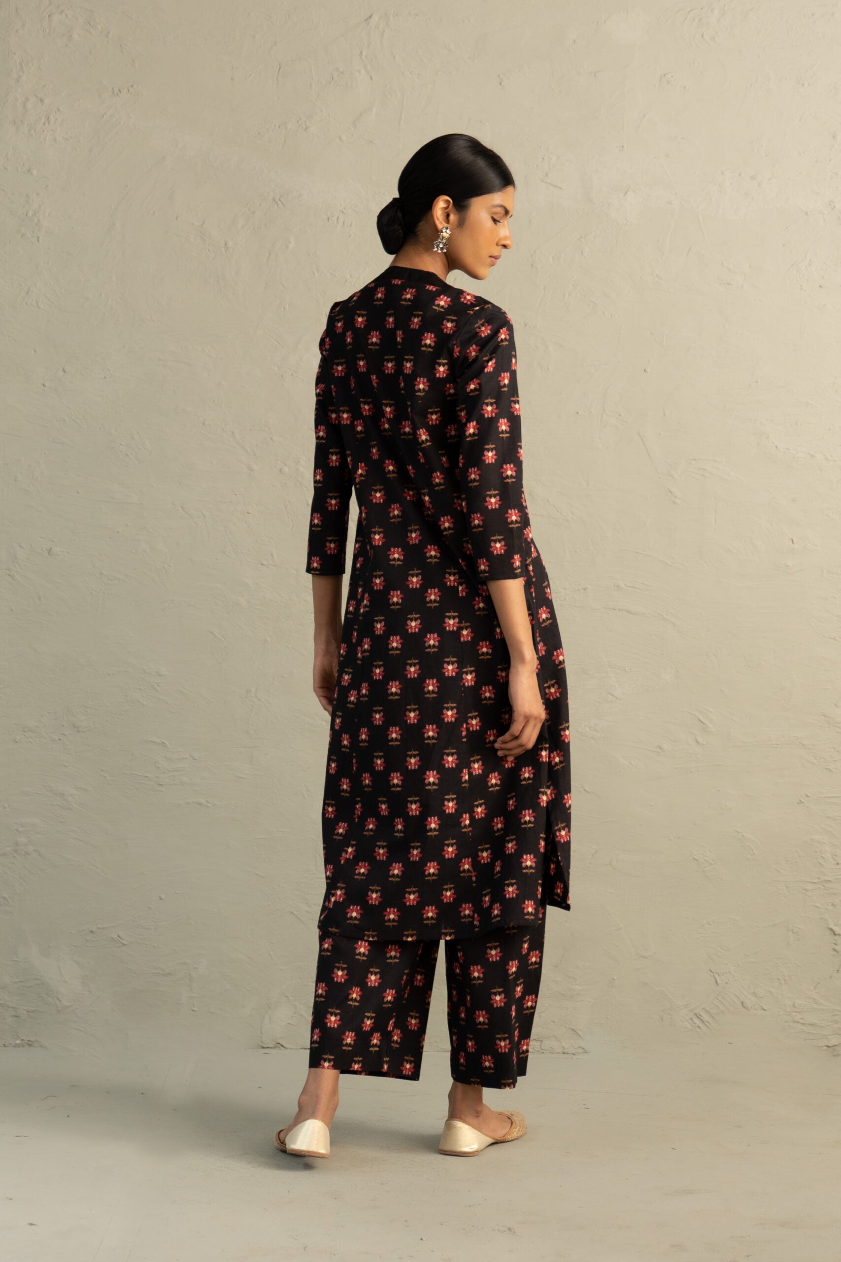 Black Phool Dori V-Neck Kurta Set