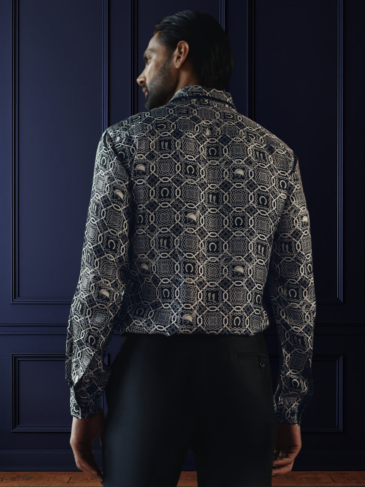 MONOCHROME MOTIF SHIRT