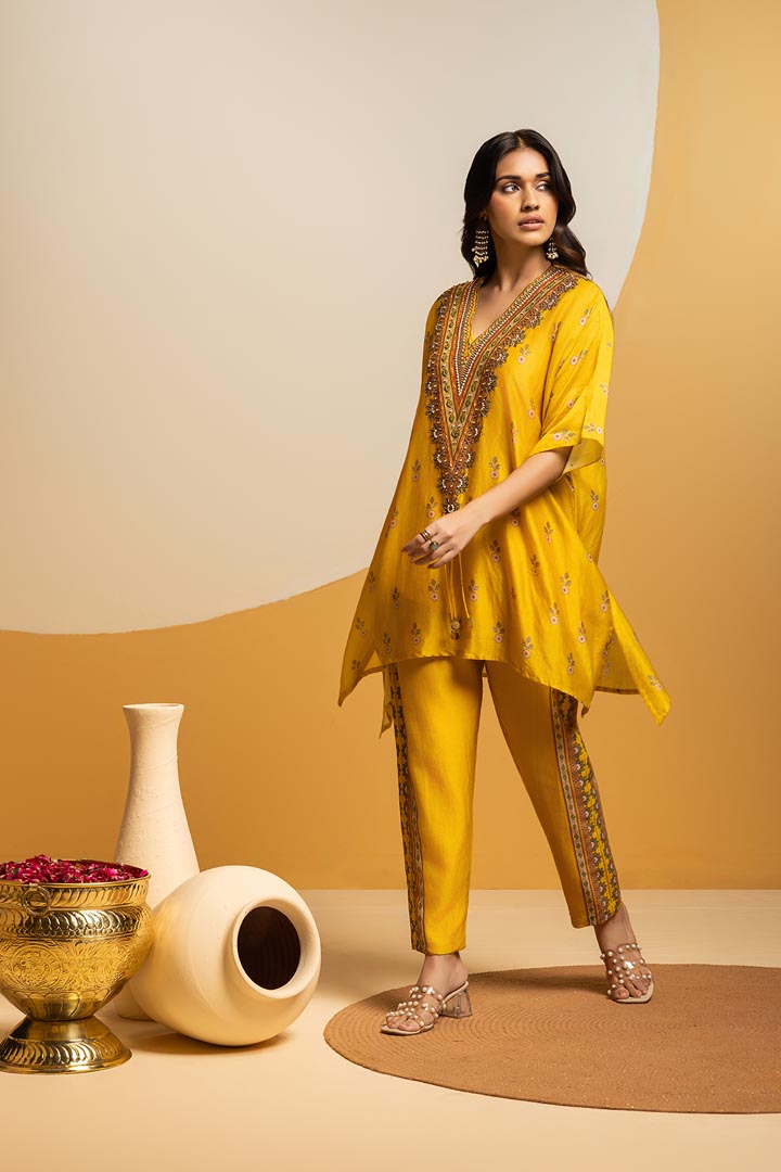 Taarani embellished V-neck kurta setSP4912