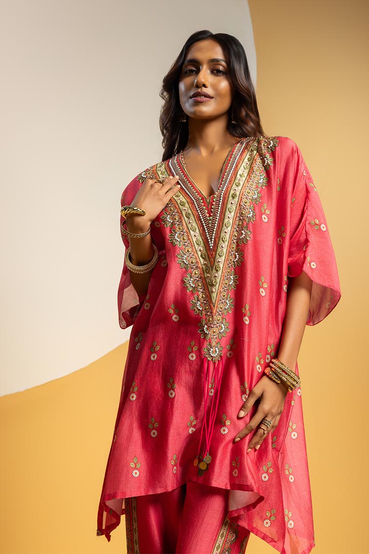 Taarani embellished V-neck kurta setSP4911