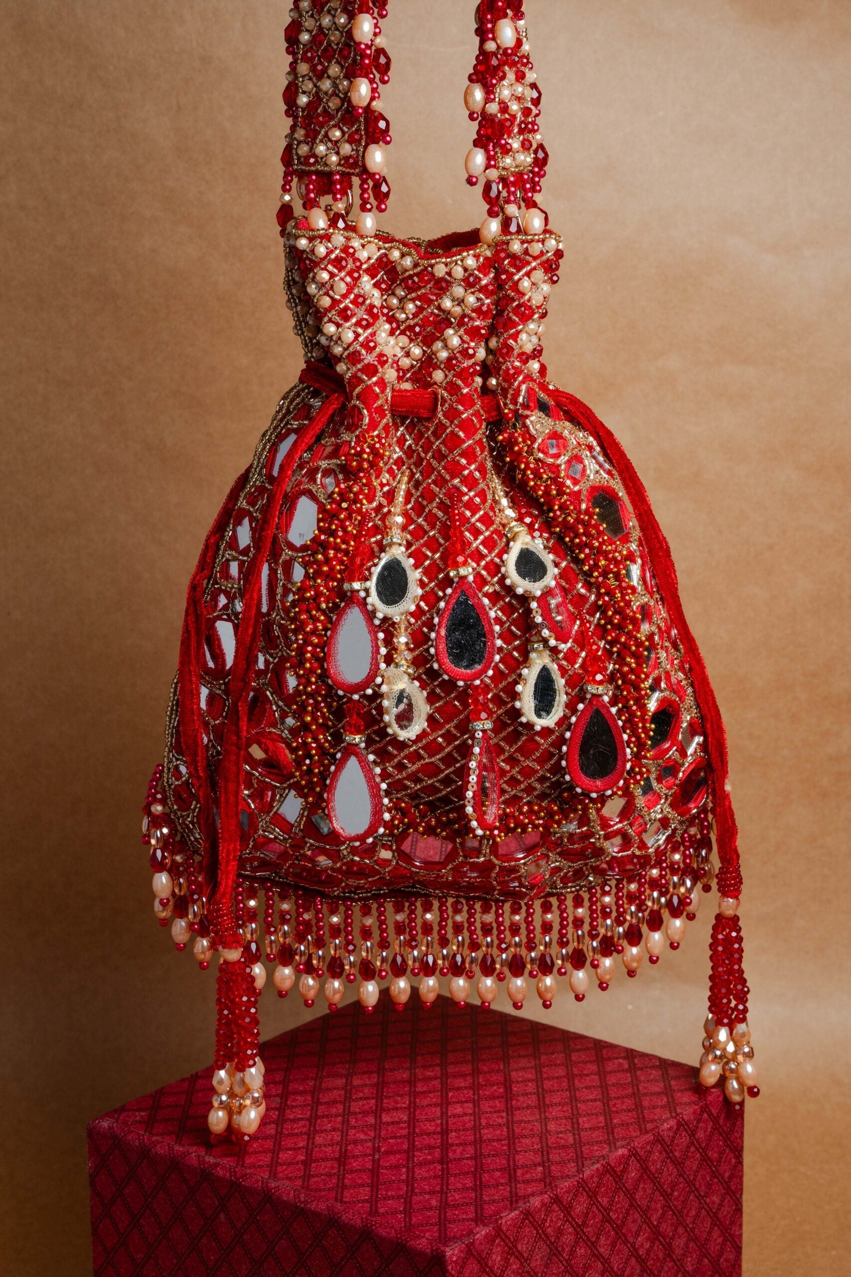 Aaina Jaal Jhaalar Garnet