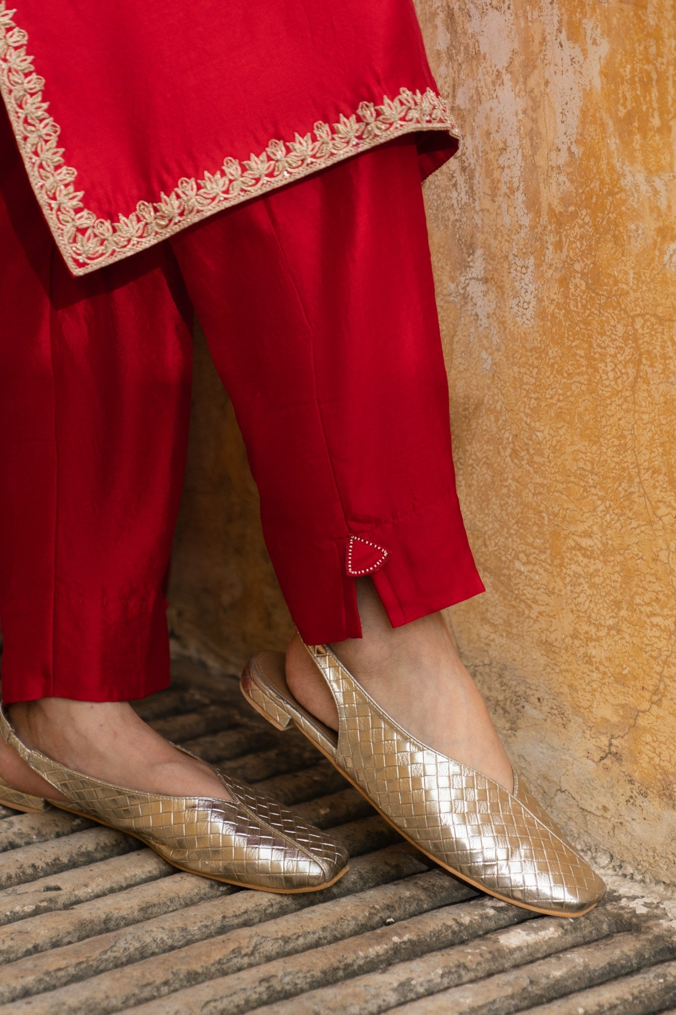 Strappy gulaab aur kamal suit
