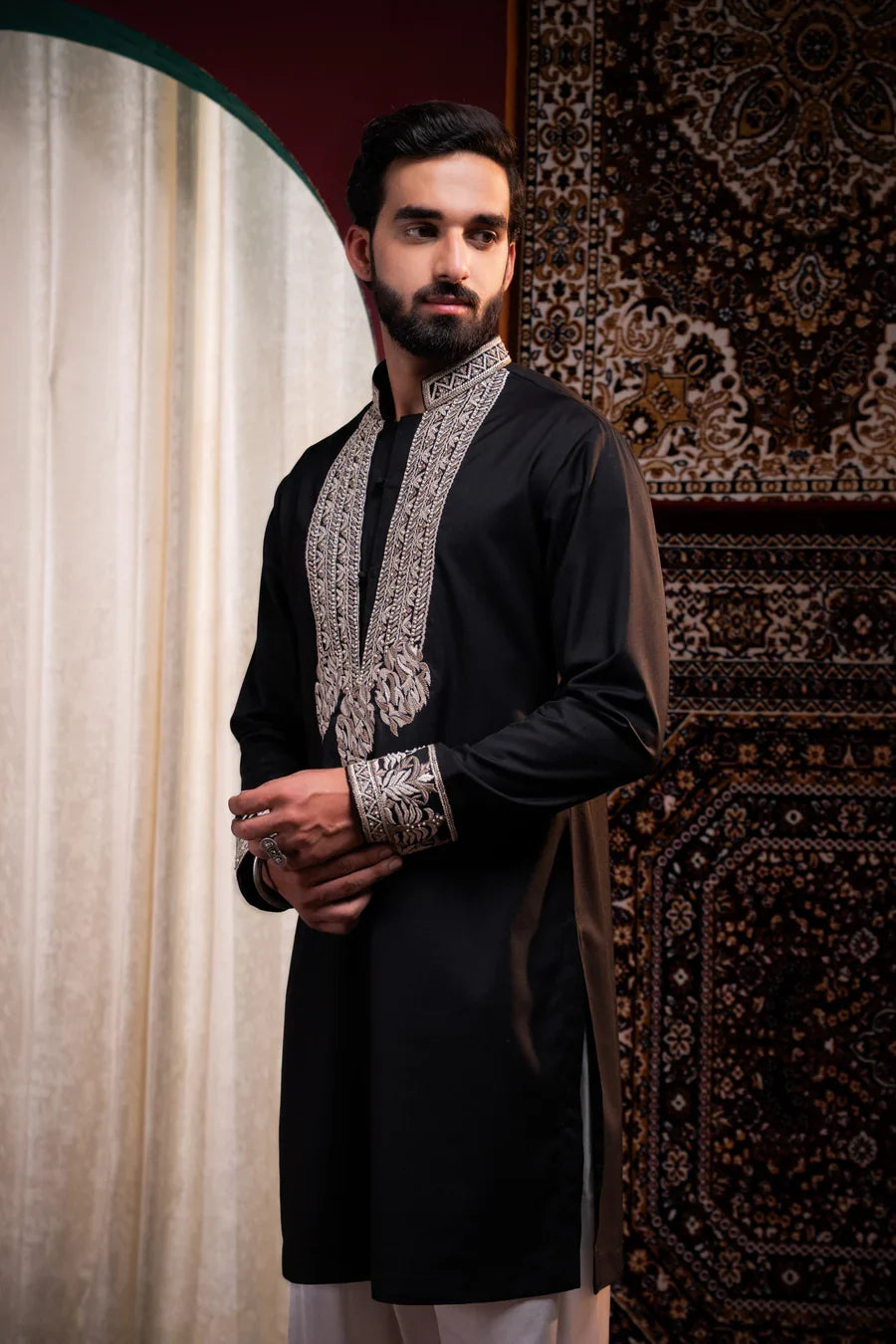 Black Embroidered Kurta with Kashmiri-Inspired Threadwork