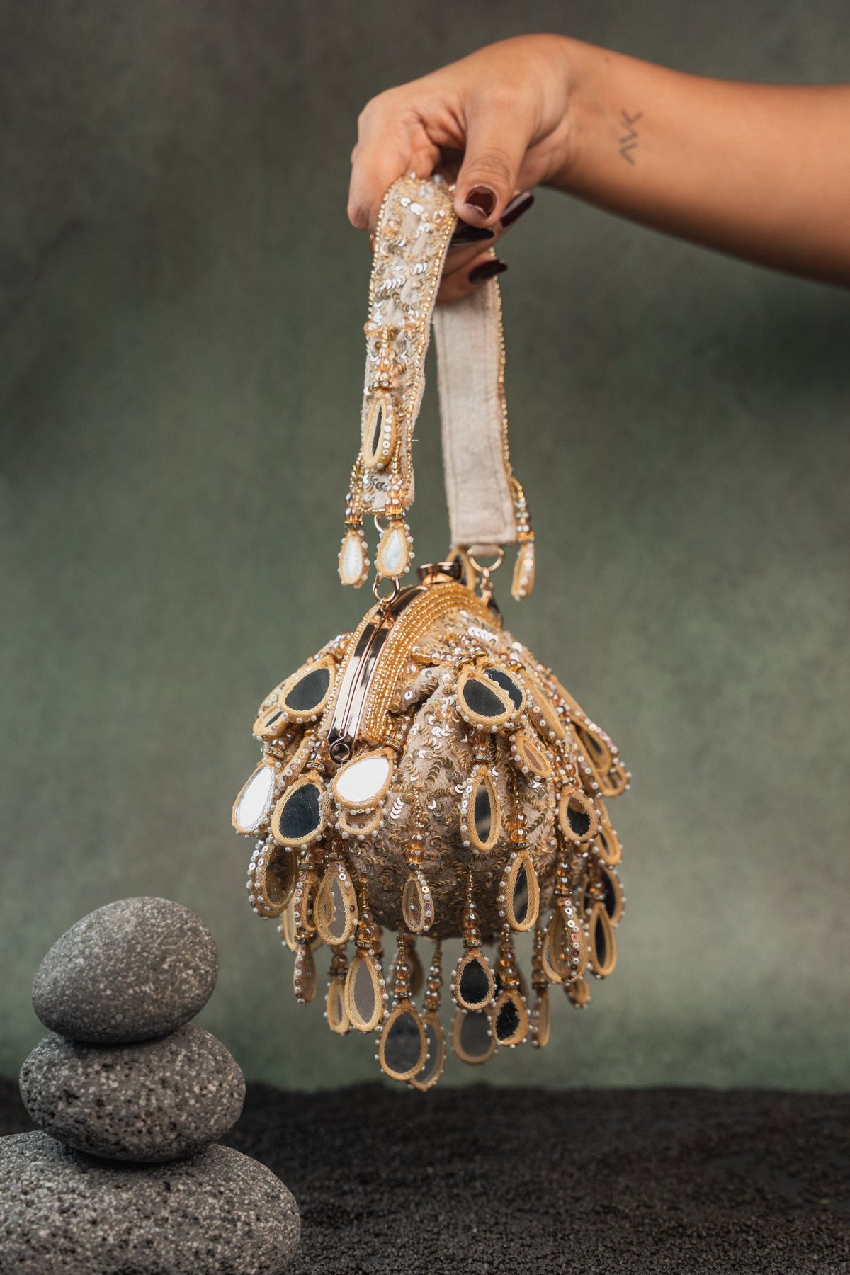 Aaina Clutch Gold