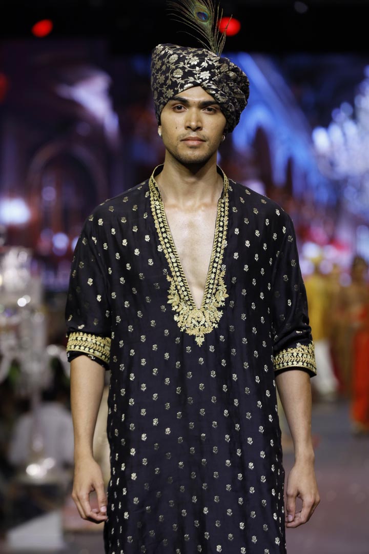 Zarvansh Noir Kurta Set