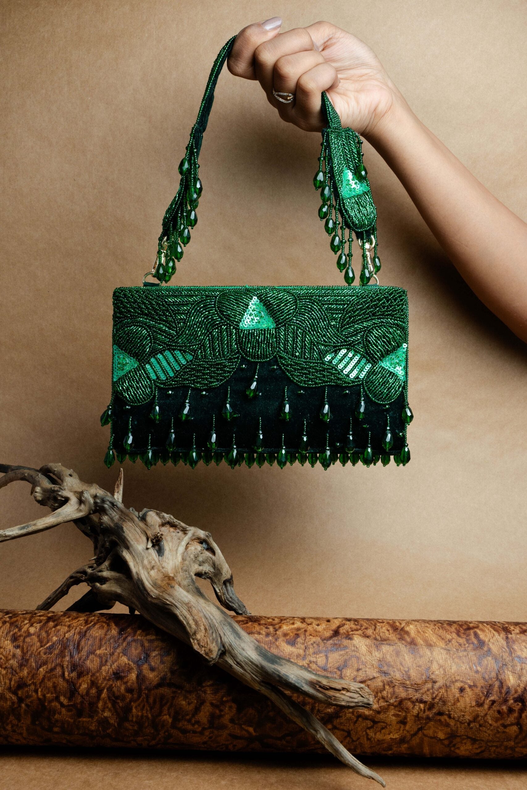 Ornate Radiance Kasse Emerald Allure