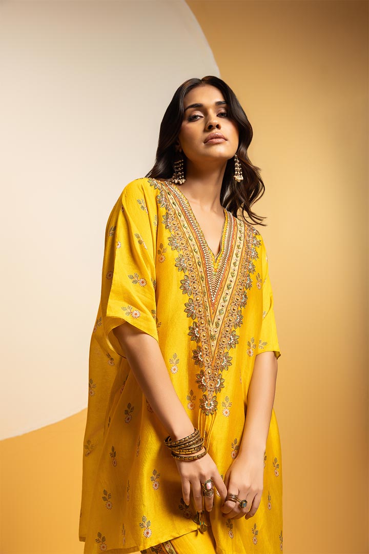 Taarani embellished V-neck kurta setSP4912