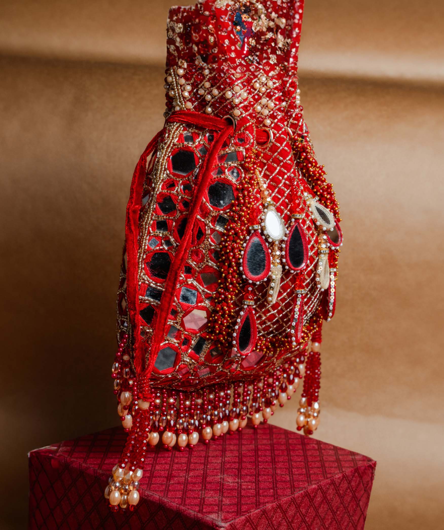 Aaina Jaal Jhaalar Garnet
