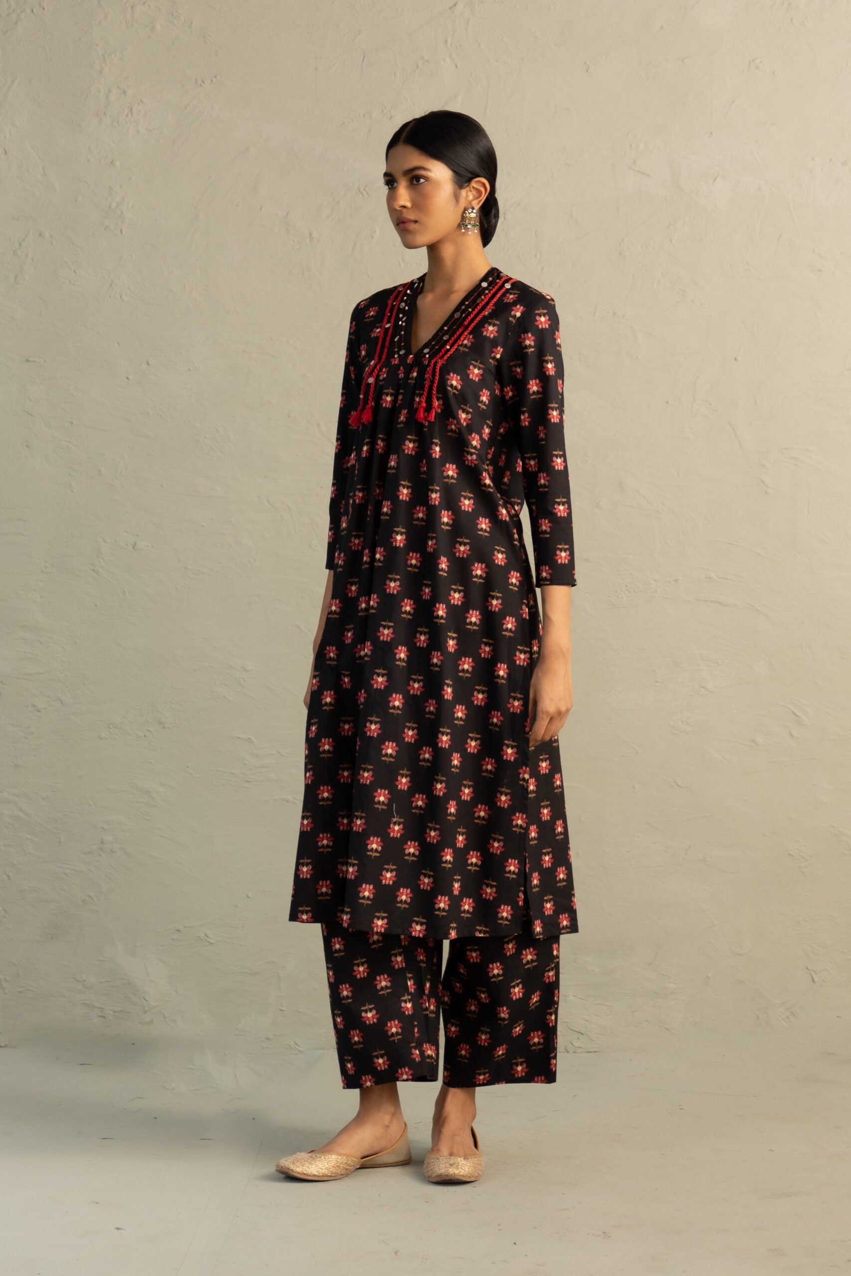 Black Phool Dori V-Neck Kurta Set