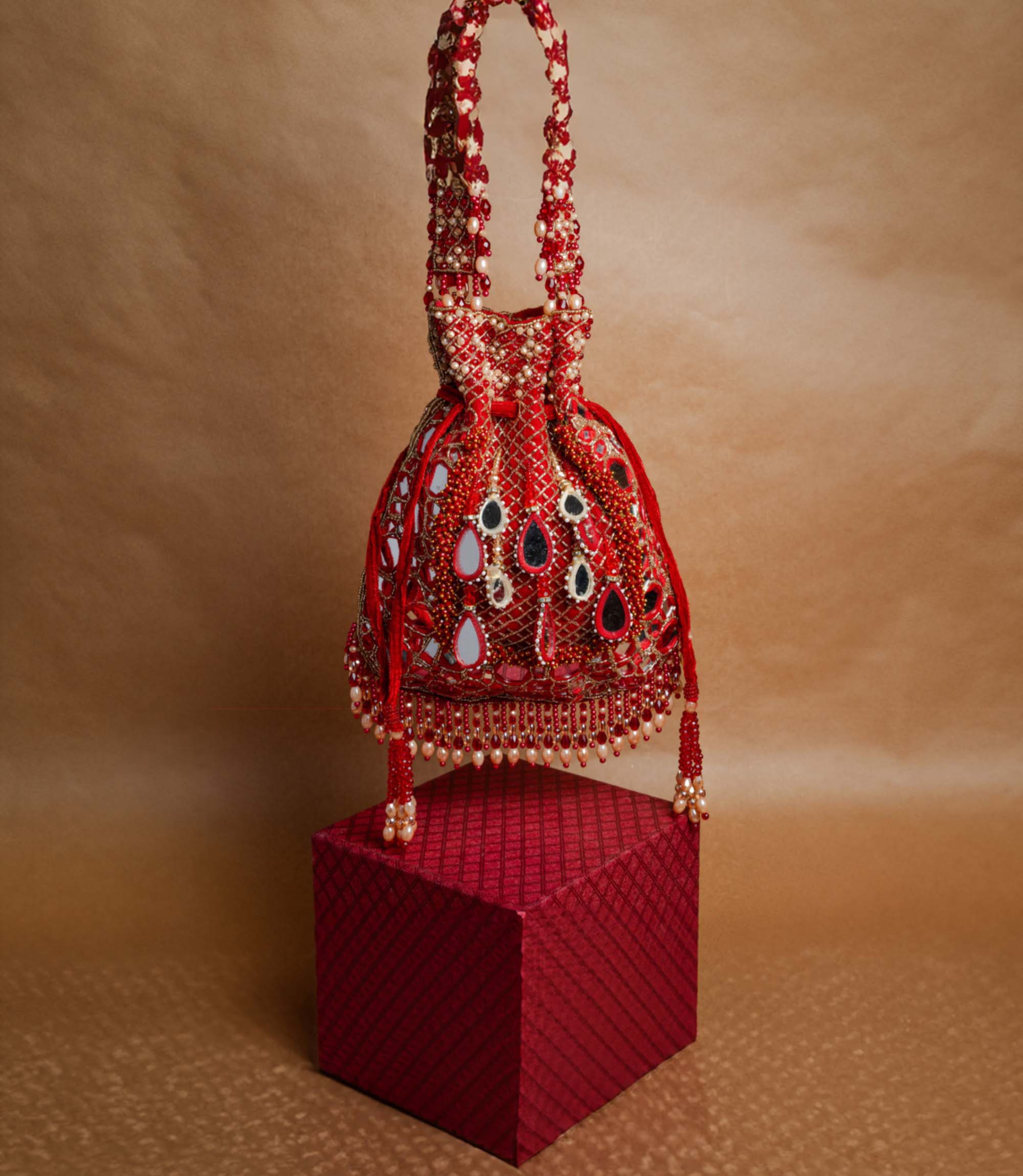Aaina Jaal Jhaalar Garnet