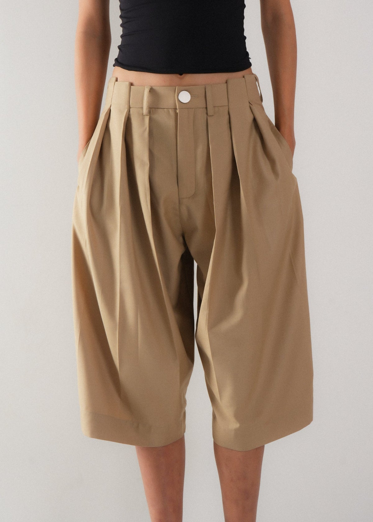 Utility Pleated Short Pants
