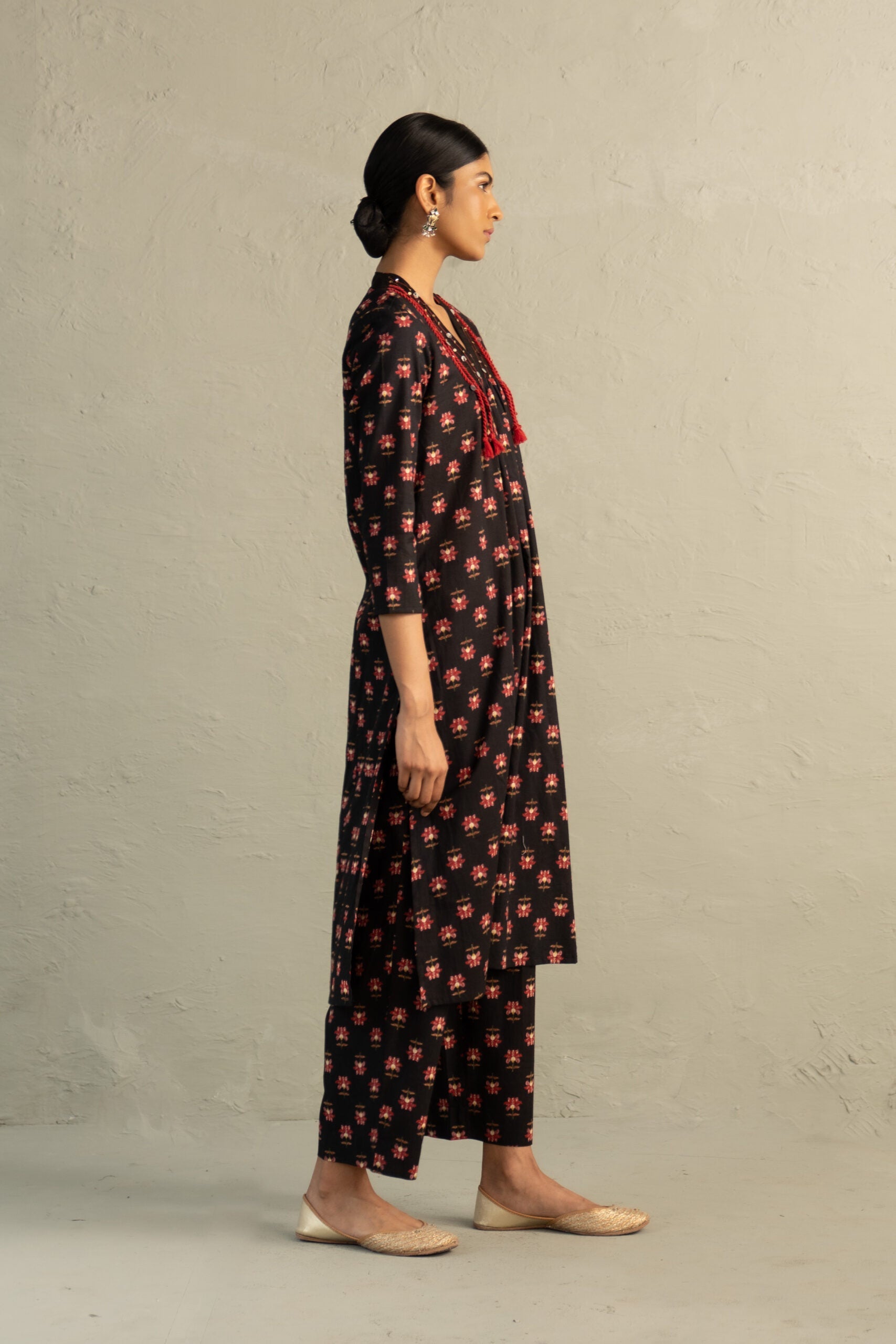 Black Phool Dori V-Neck Kurta Set