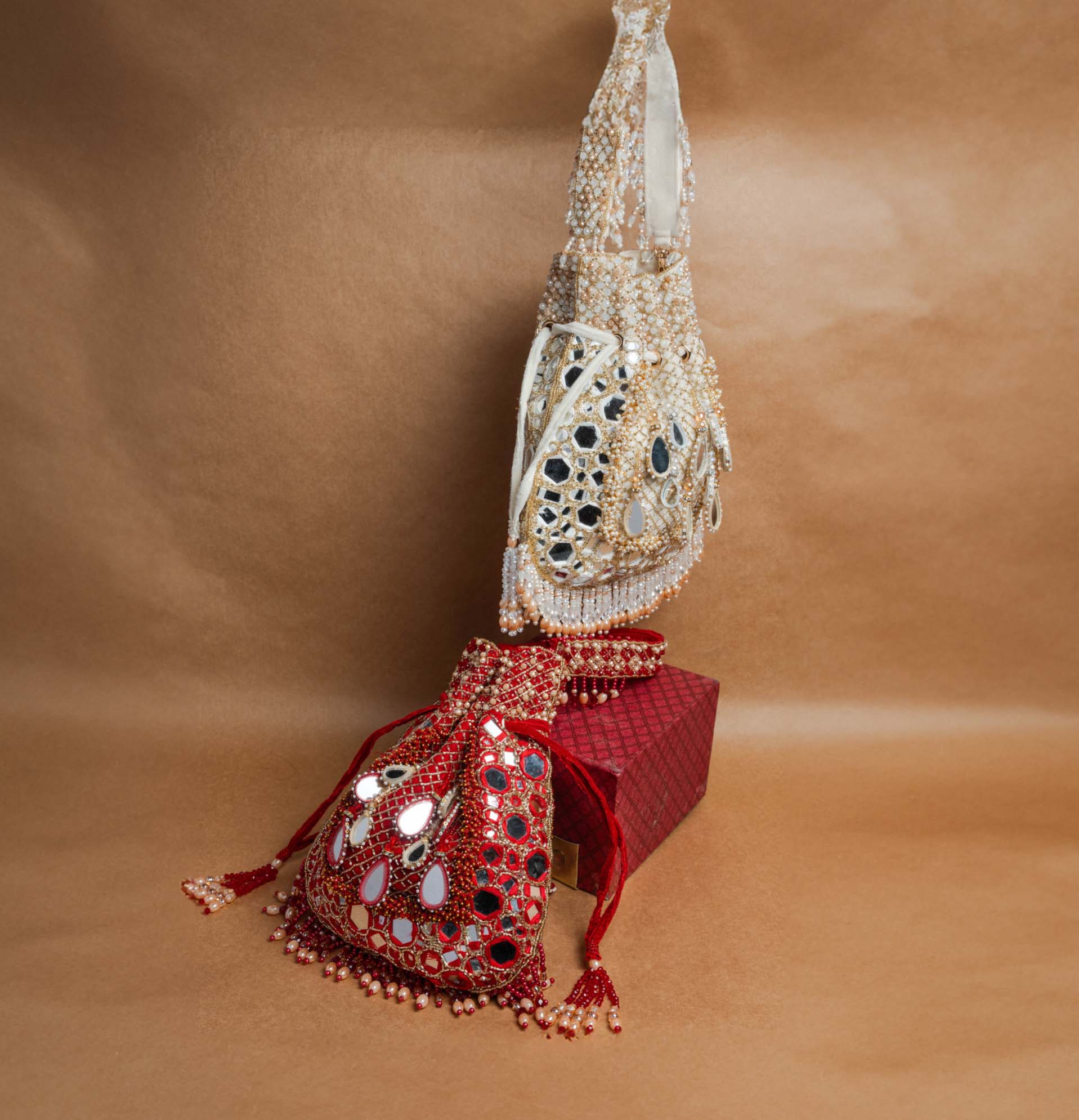 Aaina Jaal Jhaalar Garnet