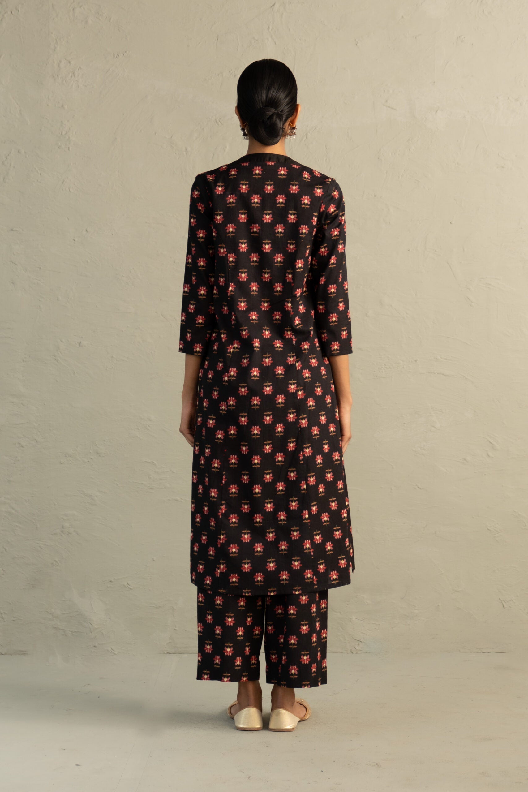 Black Phool Dori V-Neck Kurta Set