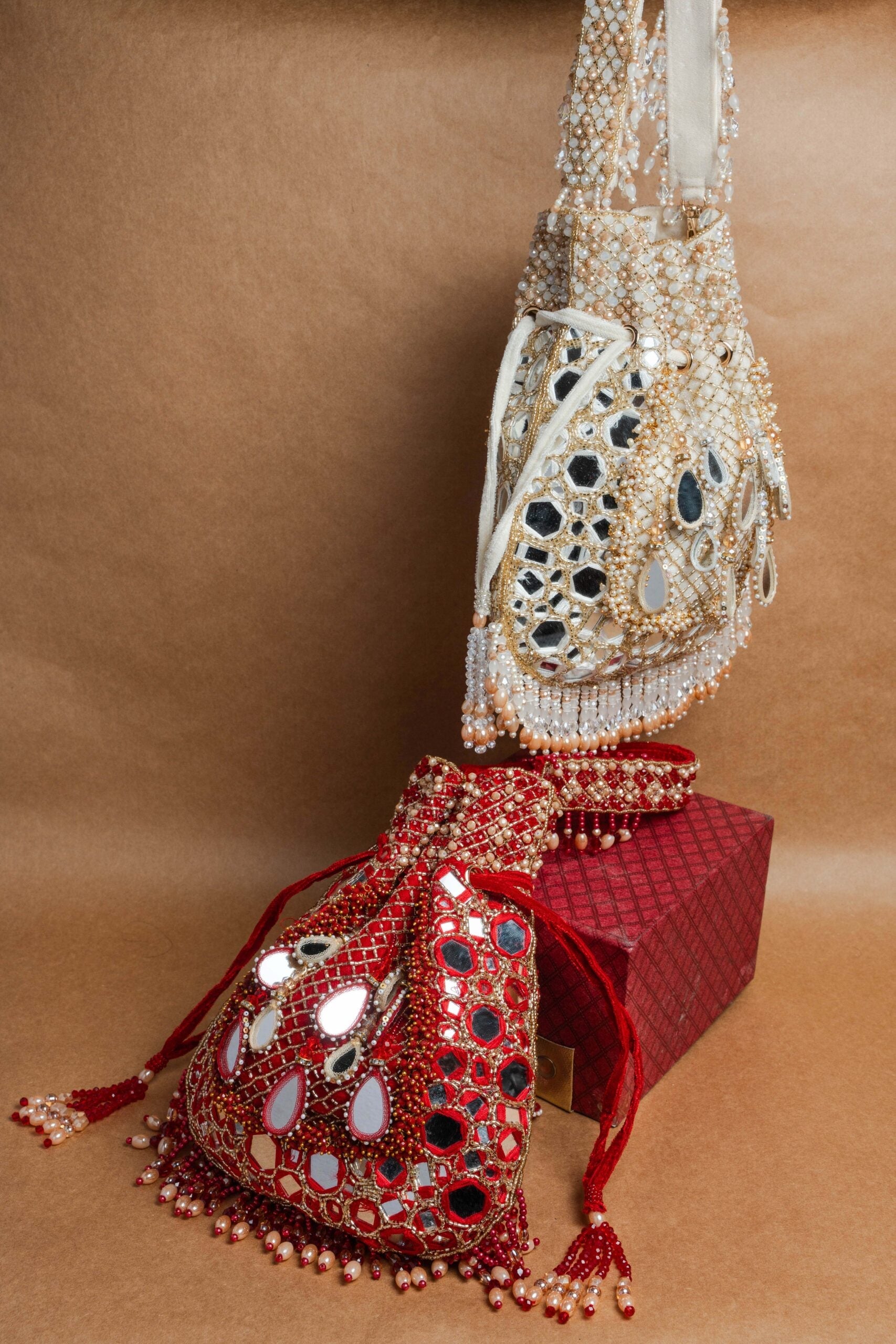 Aaina Jaal Jhaalar Garnet
