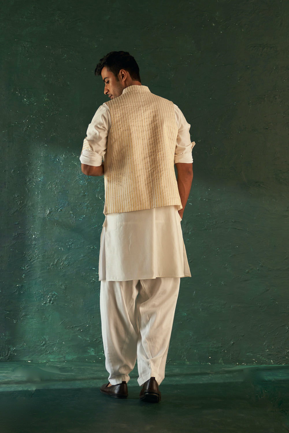 Men'S White Straight Kurta Set With Jacket- Set Of 3