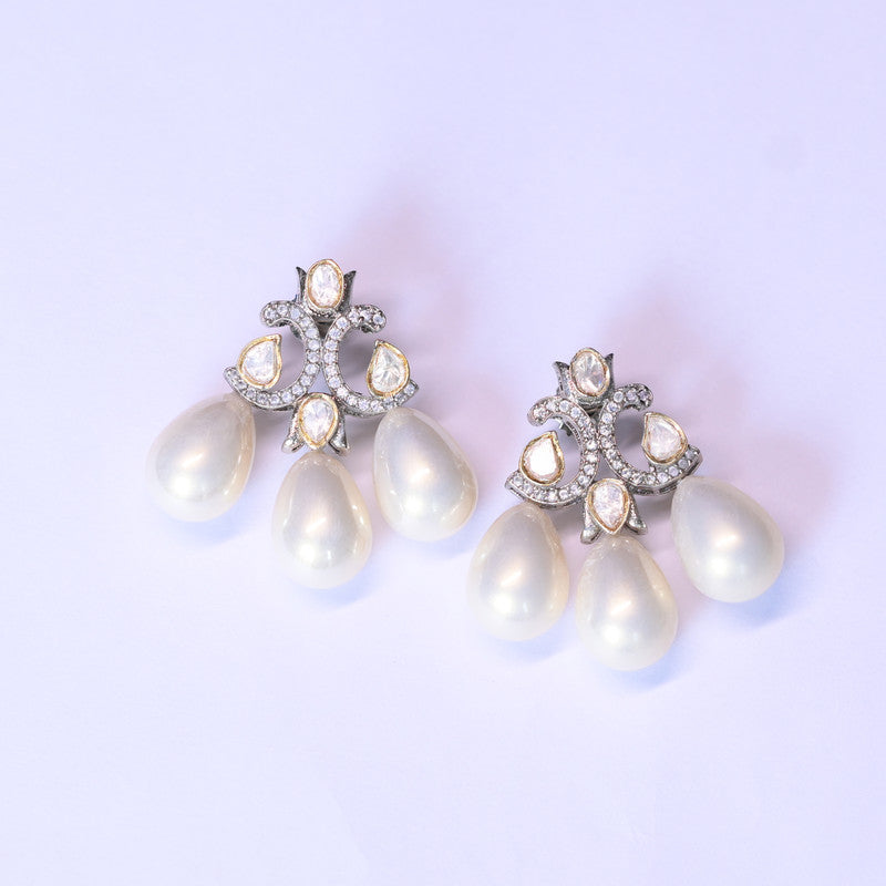 Image of CLASSIC PEARL EARRINGS