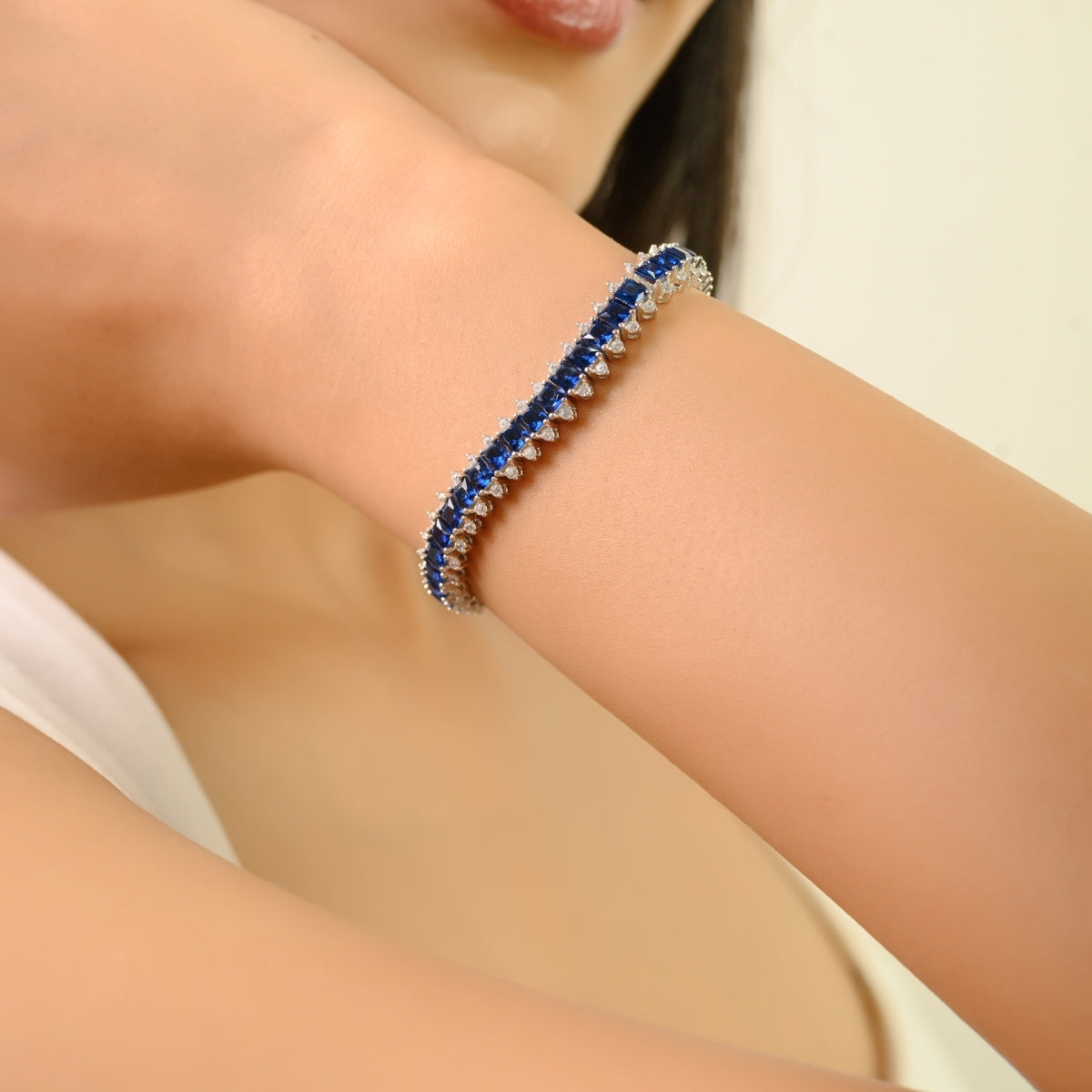 Exquisite Silver Bracelet Featuring Blue and White Cubic Zirconia