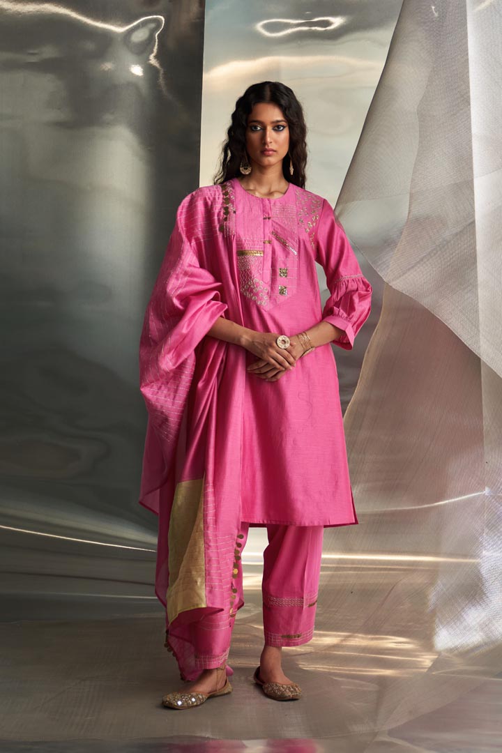 Image of Misr's Embroidered kurta with heavy booti set