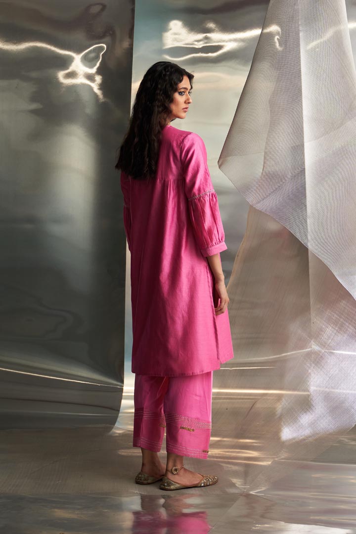 Image of Misr's Embroidered kurta with heavy booti set