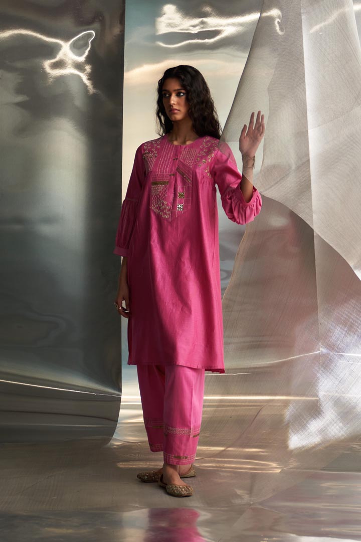 Image of Misr's Embroidered kurta with heavy booti set