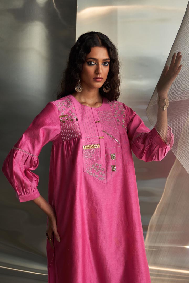 Image of Misr's Embroidered kurta with heavy booti set